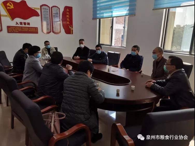 粮食协会爱心捐赠村镇、看望慰问防控一线人员